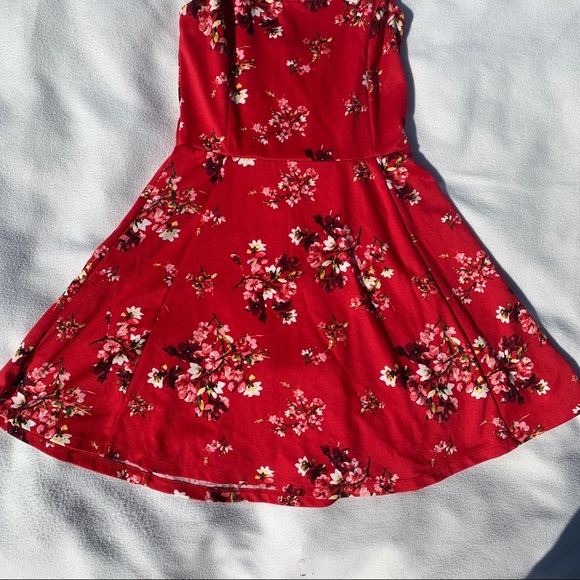 3/$30 - H&M Red Flowered Mini Dress - Size 8 - Picture 4 of 10